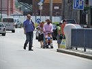 Lidé pecházejí typruhovou silnici v Nádraní ulici v eských Budjovicích.