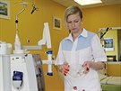 Sestra Gabriela Poláková pipravuje na novém hemodialyzaním stedisku ve...