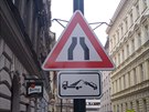 idie varují v ulici také dopravní znaky.