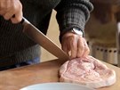 Okraje naíznte, aby se vám maso na grilu nezkroutilo.