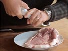 Nakrojené maso z obou stran osolte a opepete.