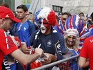 Francouztí fanouci picházejí na stadion v St. Denis na zahajovací utkání...