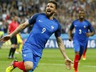 JE TO TAM  Francouzský útoník Olivier Giroud se raduje z gólu v zápase s...