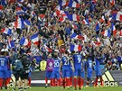 FRANCOUZSKÁ RADOST Je dobojováno, francouztí fotbalisté se radují s diváky z...