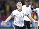 Nmecký reprezentant Bastian Schweinsteiger se raduje z gólu v utkání Eura...