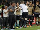 Bastian Schweinsteiger se o radost z gólu na mistrovství Evropy proti Ukrajin...