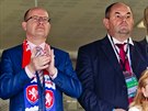 eský premiér Bohuslav Sobotka (vlevo) fandí na tribun v Toulouse eským...