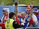 Sloventí fanouci picházejí k turniketm stadionu v Lille, kde jejich tým...