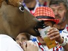 Sloventí fanouci se baví bhem utkání mistrovství Evropy na stadionu v Lille...