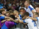 Sloventí fotbalisté se radují v utkání mistrovství Evropy proti Rusku.
