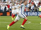 Anglický útoník Jamie Vardy slaví gól na mistrovství Evropy proti Walesu.