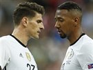 Nmecký stoper Jerome Boateng (vpravo) a útoník Mario Gomez po zápase s...