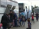 Policie vysthovává migranty z doasného tábora v eckém mst Polykastro. (14....