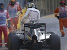 Lewis Hamilton vylézá ze svého monopostu bhem kvalifikace na Velkou cenu...