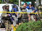 Ozbrojení policisté z FBI na míst orlandské tragédie - u klubu Pulse, kde...