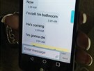 Mina Justiceová ukazuje zprávy od svého syna v mobilu, které jí poslal ze...