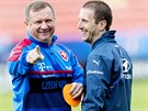 Trenér eských fotbalist Pavel Vrba se usmívá na tréninku, vedle stojí tiskový...