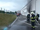 Poár kalicí lázn ve firm Comtes FHT v Dobanech zlikvidovali hasii pomocí...