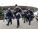 lenové francouzské policie hlídkují ped Stade de France v St. Denis.