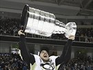 Pittsbursk kapitn Sidney Crosby zved nad hlavu Stanley Cup.