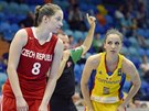 eská juniorská basketbalistka Lenka oukalová (vlevo) v duelu s Rumunskem.