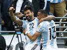 Ezequiel Lavezzi (22) a Ramiro Funes Mori (13) se radují z argentinského gólu.
