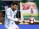 Lionel Messi z Argentiny posílá mí k brance Bolívie.