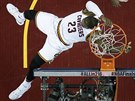 LeBron James (23) z Clevelandu práv zasmeoval do koe Golden State.