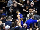 Stephen Curry z Golden State opoutí scénu estého finále NBA, byl vylouen...