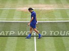 Roger Federer pochoduje kolem sít v semifinále turnaje ve Stuttgartu.