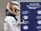 Veíkající gesto Lewise Hamiltona po vítzné kvalifikaci na Velkou cenu Kanady.