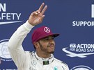Lewis Hamilton slaví triumf v kvalifikaci na GP Kanady.