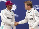 GRATULUJU. Nico Rosberg (vpravo) blahopeje Lewisi Hamiltonovi k vítzství v...