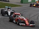 Sebastian Vettel (vpedu) ve Velké cen Kanady, za ním je Lewis Hamilton.