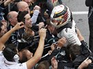 Lewis Hamilton slaví se svými fanouky triumf ve Velké cen Kanady.