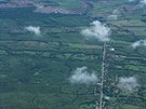 Pohled z letadla na poslední kilometry Panamerické dálnice, která má na své...