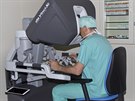 Gynekologové v Hradci Králové zaali operovat s lékaským robotem da Vinci,...