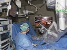 Gynekologové v Hradci Králové zaali operovat s lékaským robotem da Vinci,...