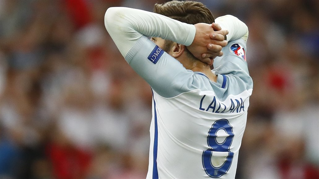 OU! Angli�an Adam Lallana neprom�nil v utkání s Ruskem velkou �anci...