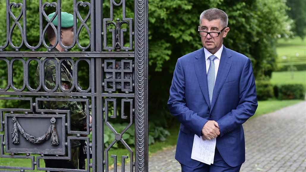 Ministr financí a p�edseda hnutí ANO Andrej Babi� odchází ze zámku v Lánech po...