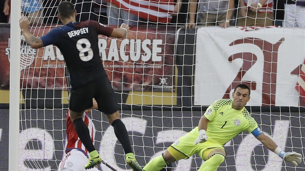 Americký fotbalista Clint Dempsey právě překonává paraguayského gólmana Justa...