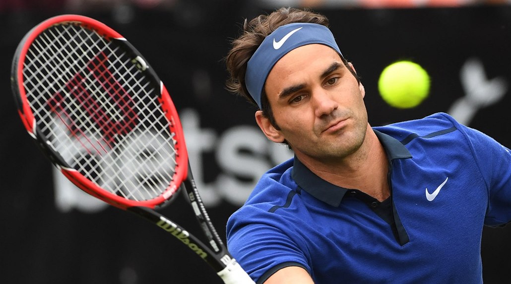 JE�T� JEDEN TITUL! Roger Federer p�l roku nehrál, te� se vrací a rád by je�t� p�ed koncem kariéry vyhrál jeden grandslam. 