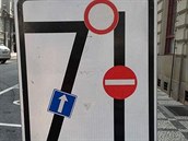 Dopravní značka v Platnéřské ulici, která mate řidiče.