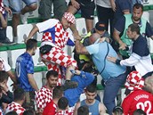 OBČANSKÁ VÁLKA Chorvatší fanoušci se rvou na tribuně mezi sebou, kvůli nim byl...