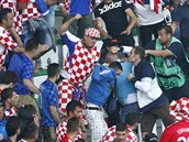 CHULIGNI Chorvat fanouci se na tribun stadionu v St. Etienne bhem zpasu...