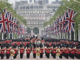 Vojenská pehlídka v Londýn na poest 90. narozenin britské královny Albty...