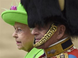 Vojenská pehlídka v Londýn na poest 90. narozenin britské královny Albty...