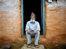 Osmaedesátiletý nepálský staík si dodlává kolu. (15. 6. 2016)
