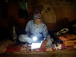 Osmaedesátiletý nepálský staík si dodlává kolu. (15. 6. 2016)