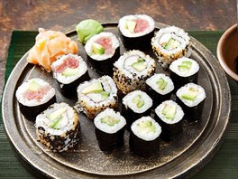Maki sushi a kalifornsk rolky